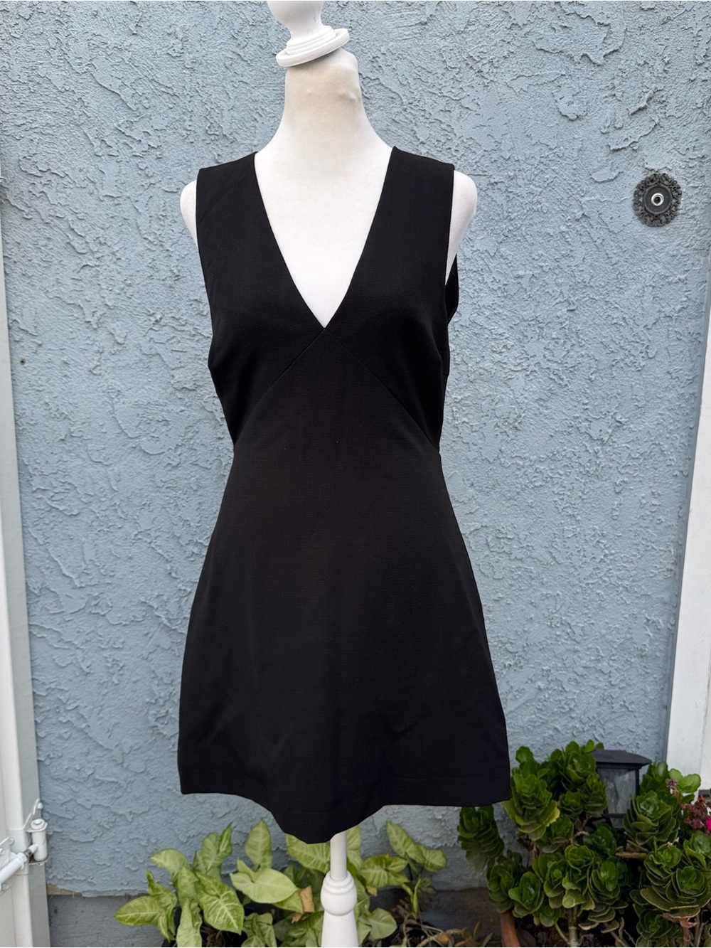RIHOAS Black V-Neck Sleeveless Shift Dress